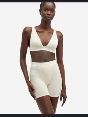 SKIMS Seamless V-Neck Bralette & High-Waist Bike Shorts - Cream